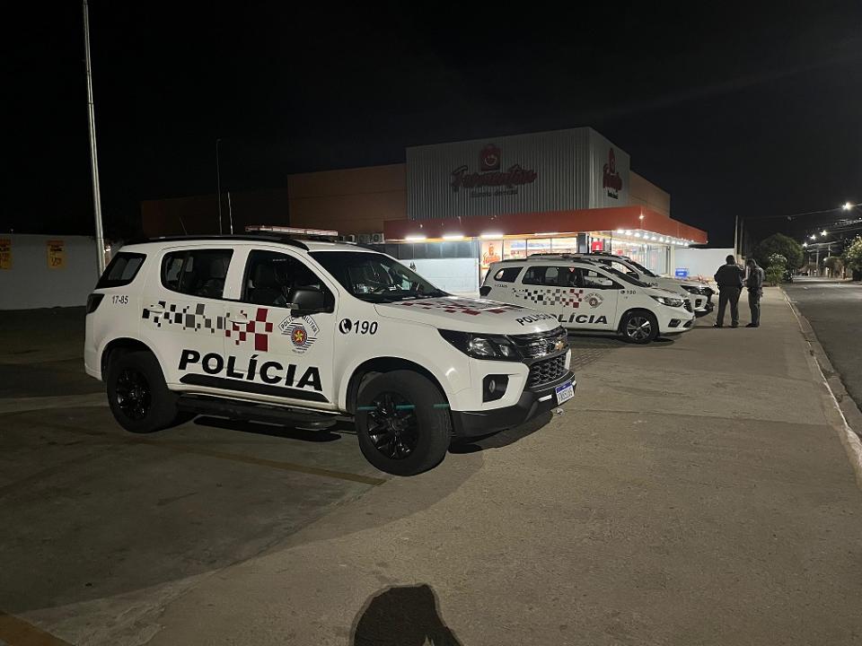 Foto 2 de 4 — Criminosos tentam explodir caixa eletrônico em supermercado de Araraquara
